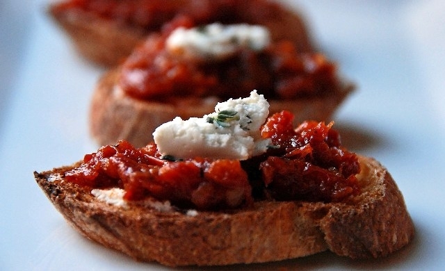Sun-dried tomato crostini