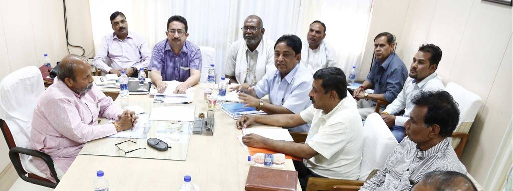 Energy minister Jain talks with electricity employees on their demands