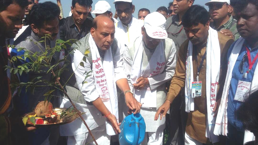 Home Minister Rajnath Singh and Chief Minister Chouhan plant ‘Trigundi’ in Mandla