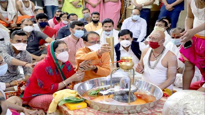  Chief Minister Chouhan has darshan of Lord Mahakal by performing Rudrabhishek at Mahakaleshwar temple with family