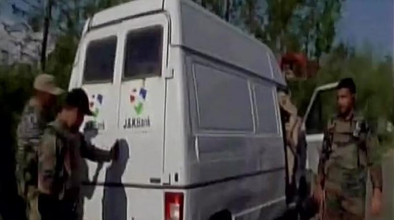  Five policemen, two bank employees killed in Kashmir (Lead) 