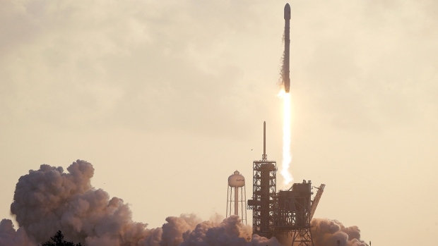  SpaceX launches spy satellite for US 