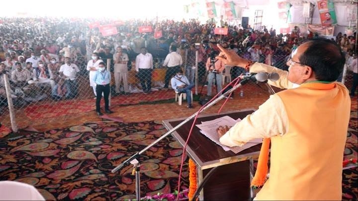 Chief Minister Chouhan gives many gifts to Shivrajpur village Will not let there be shortage of funds in development works – CM Chouhan