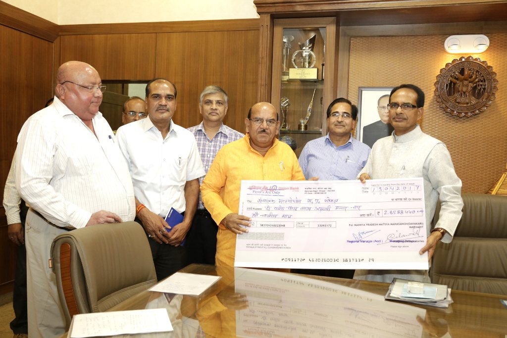 Royalty Cheque of Rs. 4 Crore 41 lakh Presented to CM Chouhan by Fisheries Federation