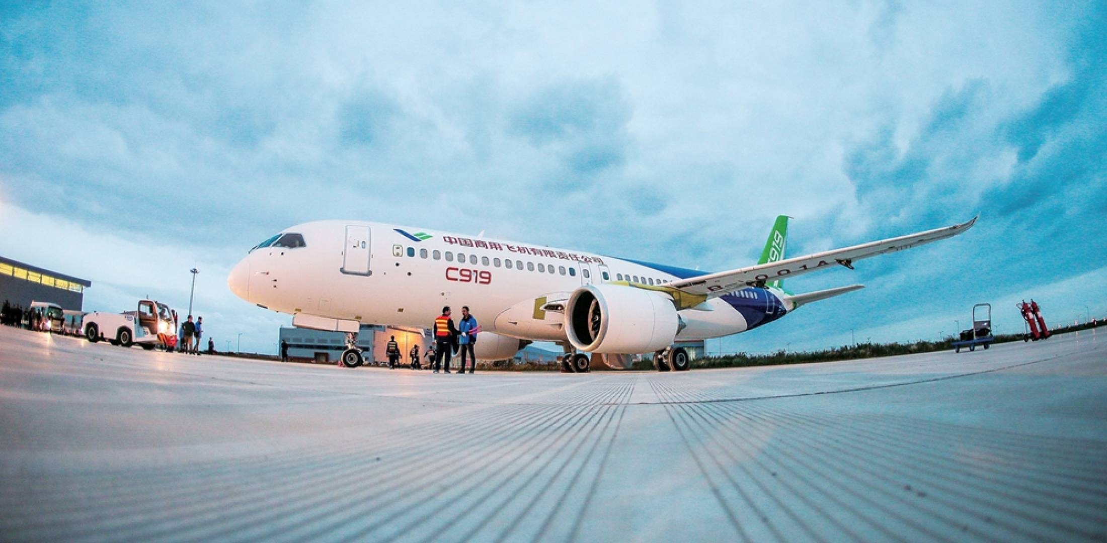  Chinese passenger jet prepares for maiden flight 