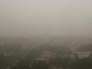  Sandstorm hits Beijing, brings dangerous pollution level 