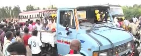  Seven dead as car rams truck in Karnataka 