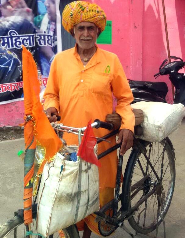 At 78, Farmer Sardar takes part in Narmada Yatra on bicycle