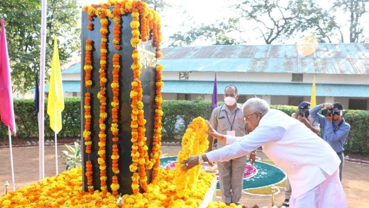 Governor Patel pays touching tribute to the brave martyrs
