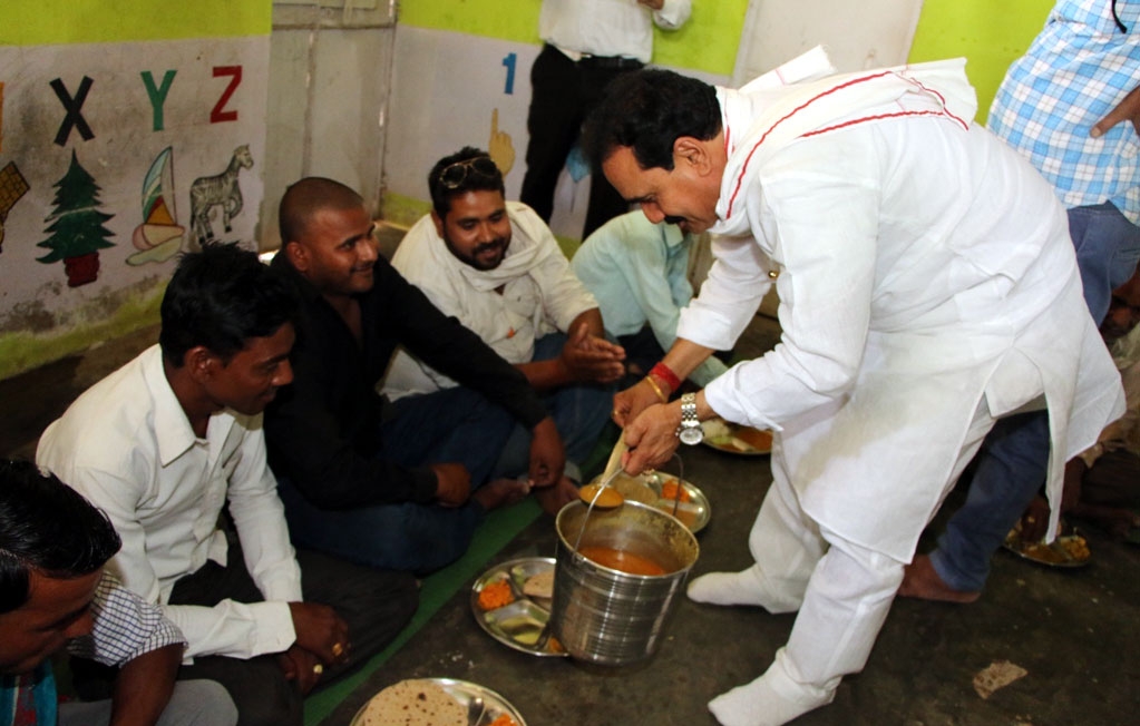 PR Minister inspects Deendayal Rasoi at Datia