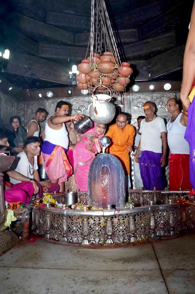 CM Chouhan Performs Mahakaal Abhishek on his Marriage Anniversary