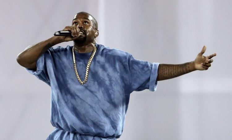  Kanye West deletes social media accounts 