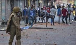  Kashmiri students hoist Pakistani flag, clashes erupt 