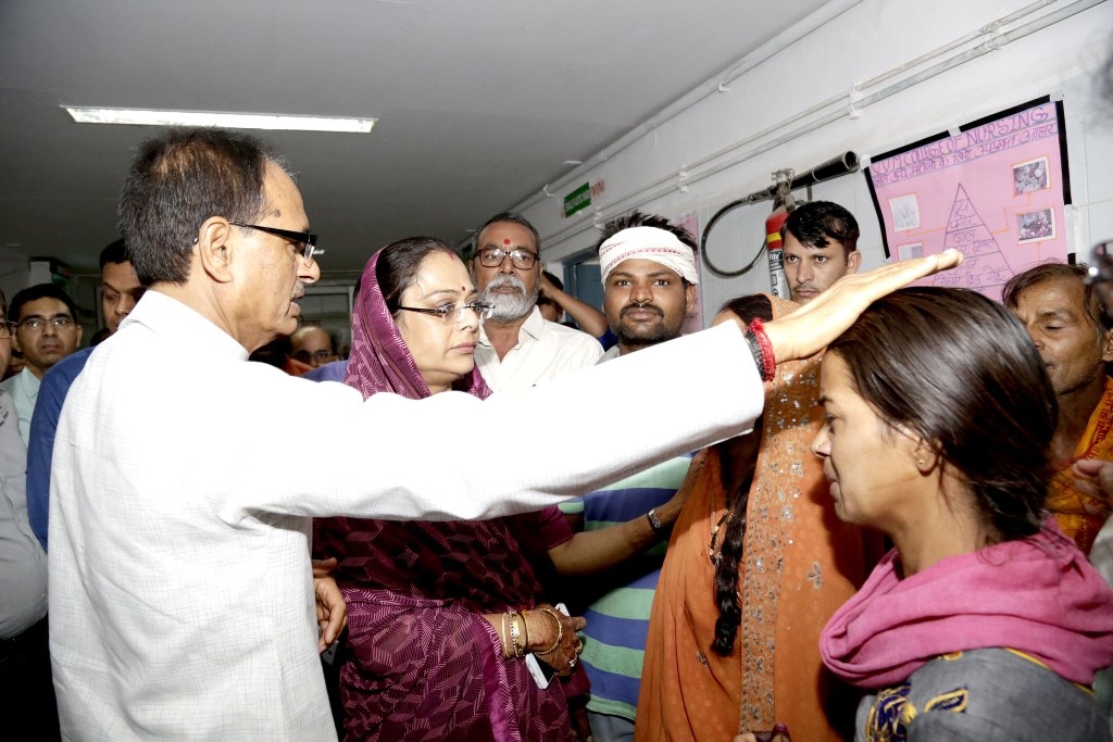 CM Chouhan Visits Kamla Nehru Hospital