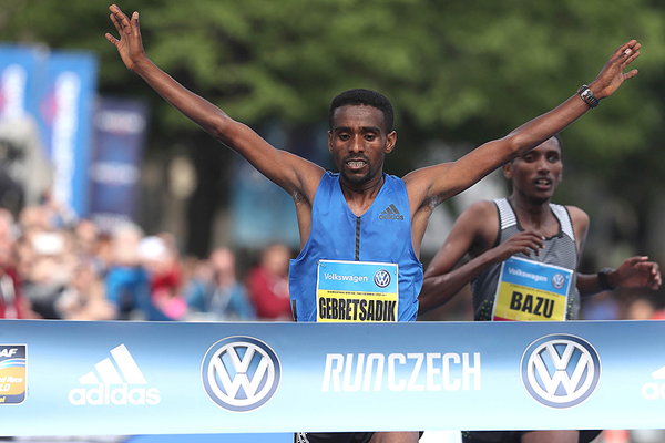  Gebretsadik, Jemeli win Prague Marathon 