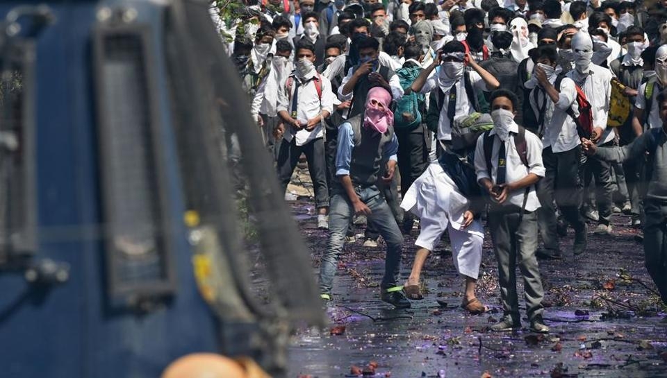  Reach out to Kashmir s stone-throwing youth, Muslim students group 