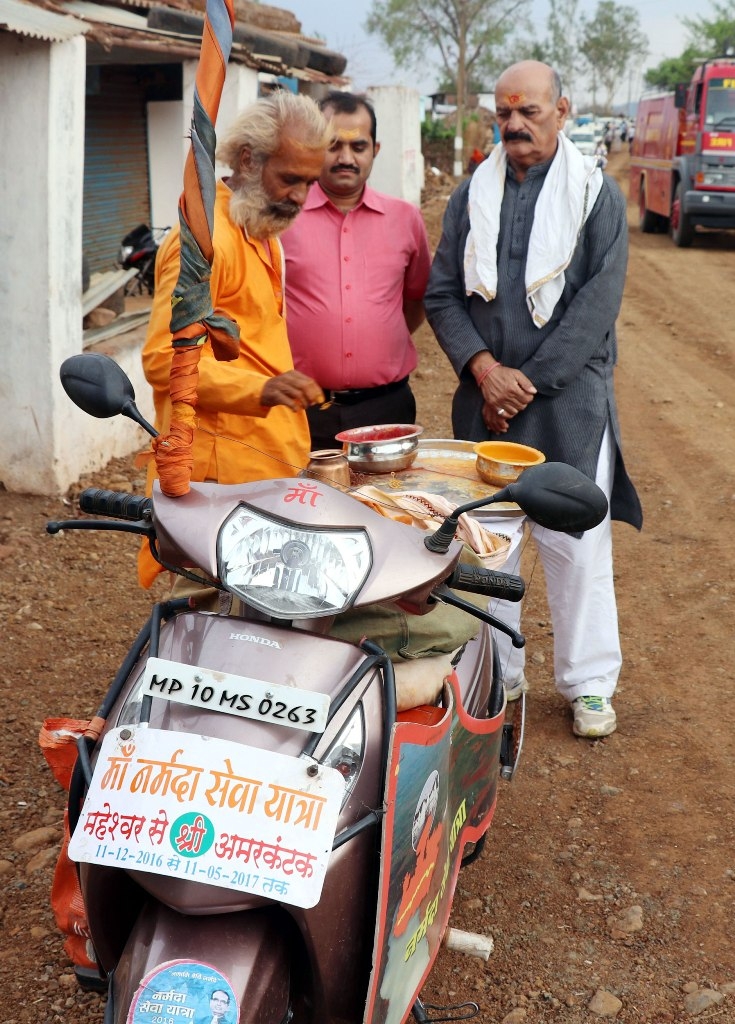 Mahant Kamalgiri applies tilak to give Narmada purification message