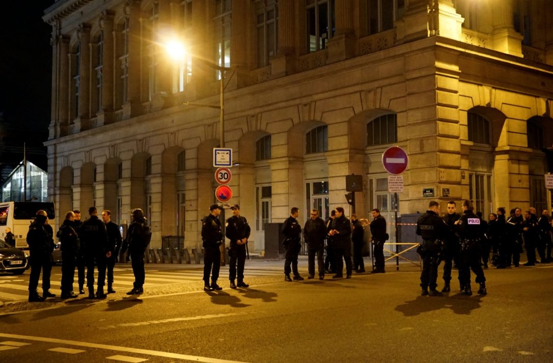  Paris police evacuate main train station 