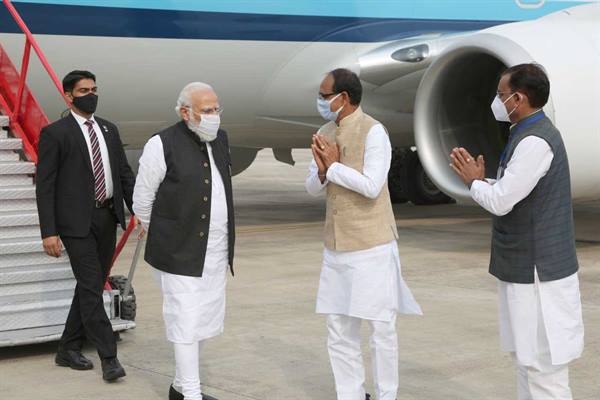 Chief Minister Chouhan received and welcomed Prime Minister Modi at Khajuraho Airport