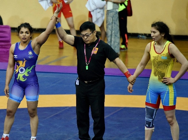  Wrestler Sakshi, Vinesh settle for silver at Asian meet (Second Lead) 