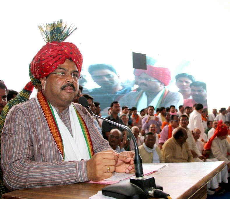 Union Minister Pradhan Distributes Free Gas Connections