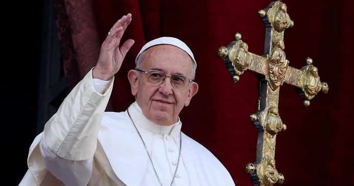  Pope leads thousands in prayer at Portugal shrine 