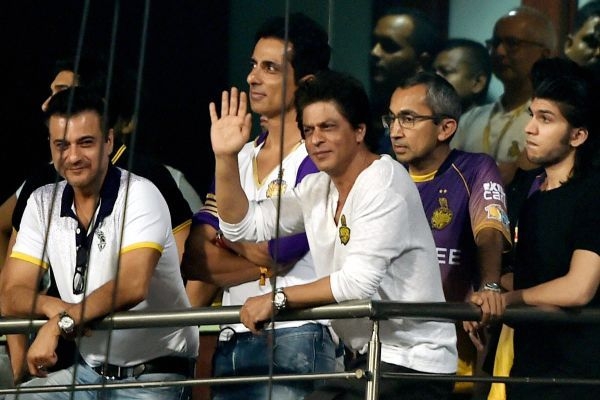  Shah Rukh arrives at Eden to loud cheers 