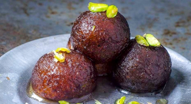 Gulab Jamun With Khoya