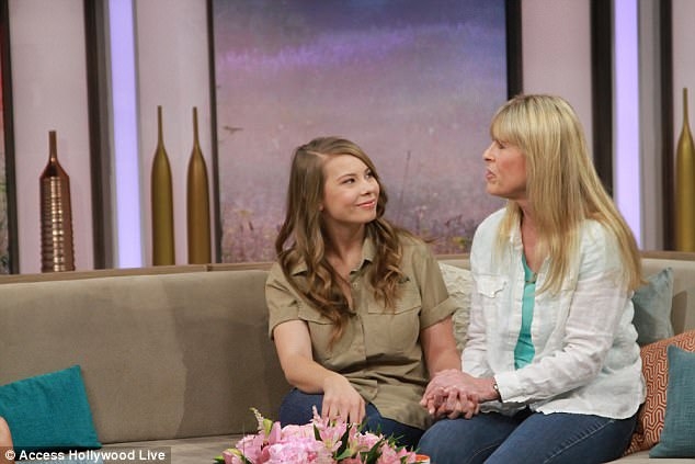  Terri Irwin denies dating Russell Crowe 