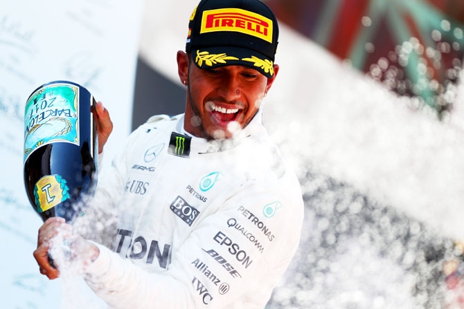  Hamilton celebrates hard-fought Spanish GP win over Vettel 
