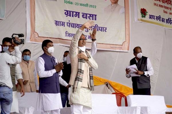CM Chouhan interacts with beneficiaries in Basa village of Sagar district