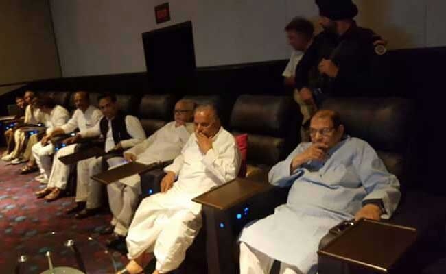  Mulayam watches  Bahubali... , gives it a thumbs up 