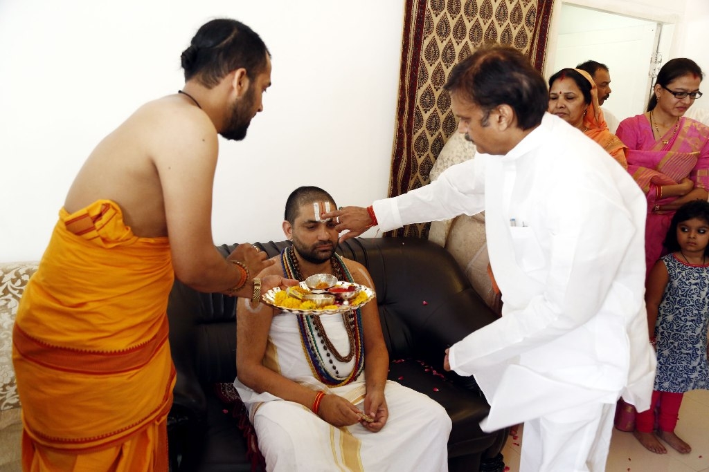 Yuvraj Swami Badri Prapannacharya Maharaj visits Industry Minister Shukla’s residence