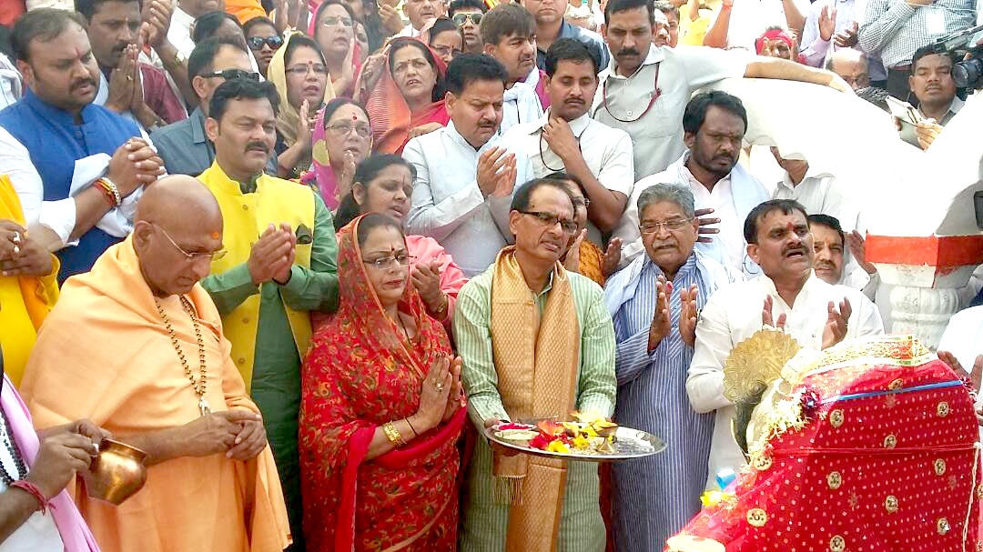 Bhajan Sandhya at Ramghat in presence of CM Chouhan and Sant Avdheshanand