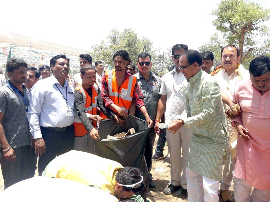 CM Chouhan picks garbage in Amarkantak, gives message of cleanliness
