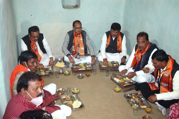 CM Chouhan has food at the house of housing scheme the beneficiary in Durgapur
