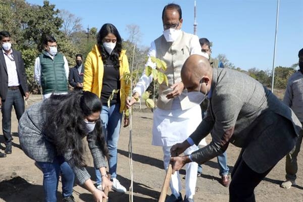 The Debt of the Earth Has to Be Paid Off by Planting Saplings : Chief Minister Chouhan