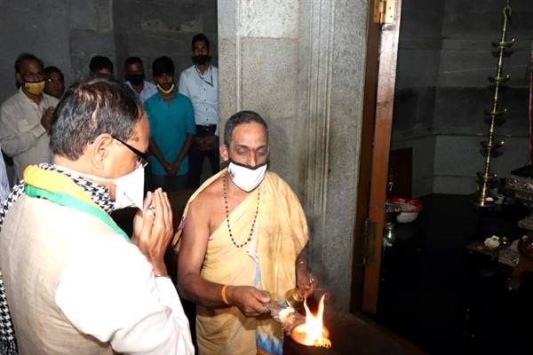 Chief Minister Chouhan Offers Prayers at Mahalasa Narayani Temple in Goa