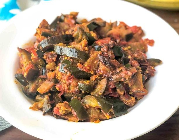Baingan Tamatar Sabzi - Brinjal/ Eggplant Masala 