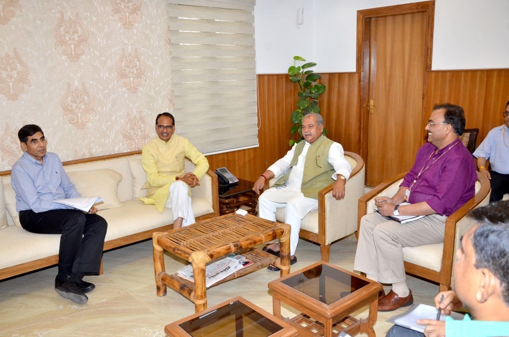 CM Chouhan meets Union Panchayat and Rural Development Minister Tomar