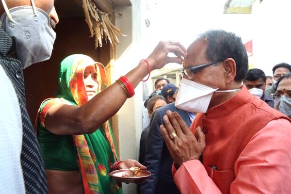CM Chouhan visits houses of villagers in Jait village