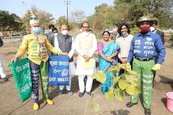 Chief Minister Chouhan plants saplings of Gulmohar and Karanj