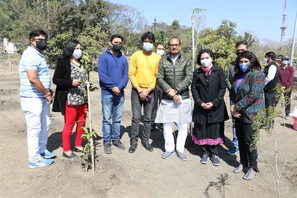 Chief Minister Chouhan Planted Saplings with Radio Jockeys on World Radio Day