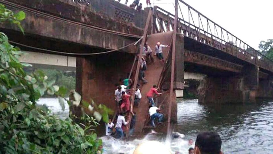  One dies, 22 rescued after Goa bridge collapse (Lead) 