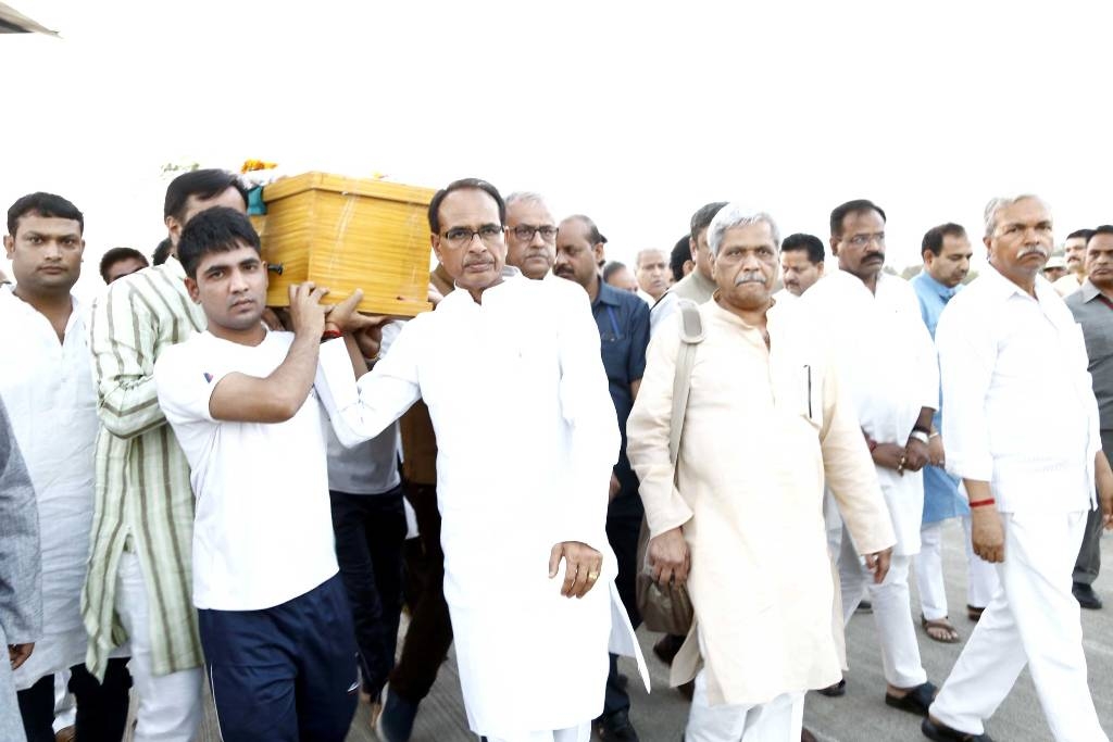 Union minister Anil Daves mortal remains reach Bhopal