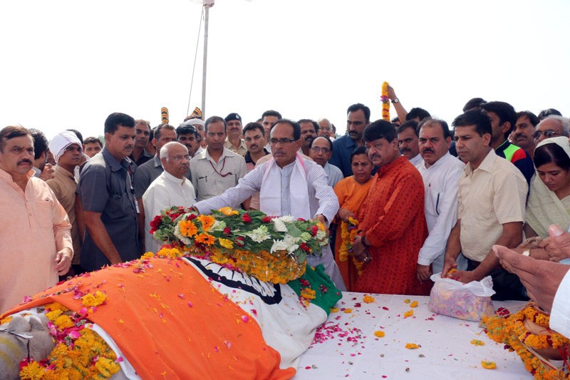 Late Anil Madhav Dave laid to rest