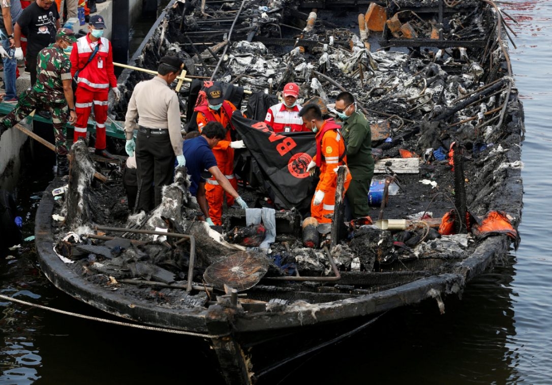  Five killed in Indonesia ferry fire (Lead) 