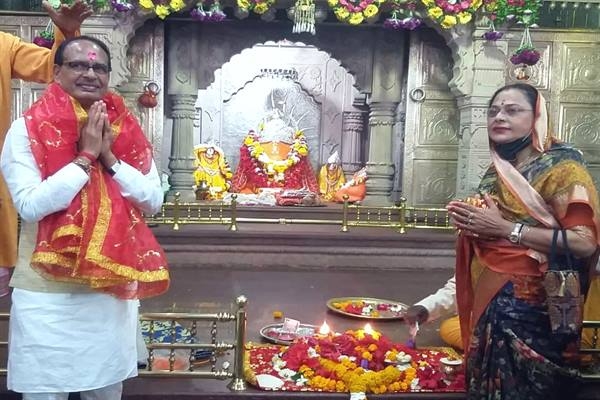 CM Chouhan Planted Saplings with Wife in Salkanpur on His Birthday