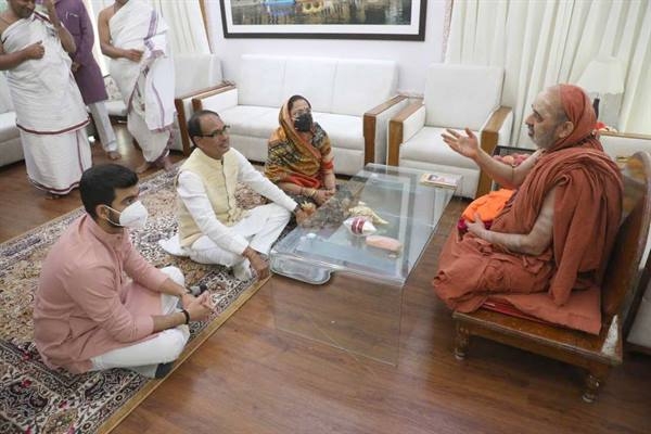 Chief Minister Chouhan received blessings from Shankar Mahaswami ji