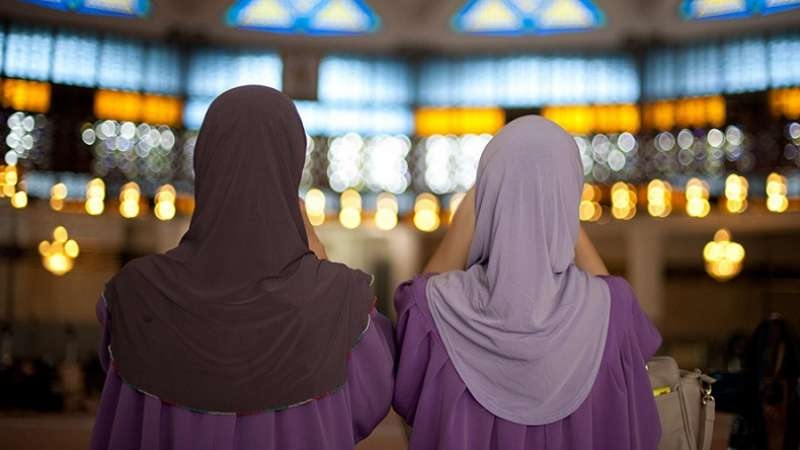  Amsterdam police officer tests headscarf-wearing at work 